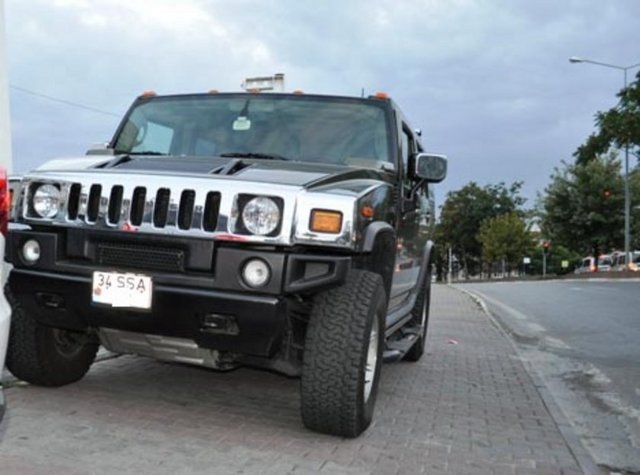 Uzun süren bir boşanma süreci sonunda ancak 7'inci celsede boşanabilen ünlü sanatçı, ilk iş olarak Sibel, Sulhi, Aksüt kelimelerinin baş harflerini taşıyan 34 SSA … ile başlayan Hummer marka jeep'ini satmak olmuştu.