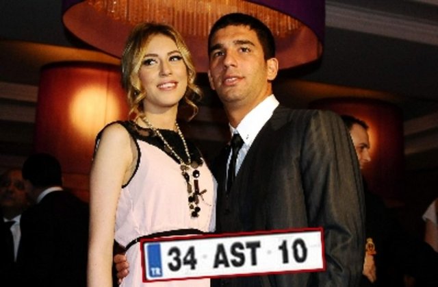 Arda Turan sevgilisi Sinem ve soyadı Turan' ın baş harfleri ile forma numarası 10'dan oluşan plaka için bir Aston Martin kullanıcısı olan işadamına en son 50 bin Euro (yaklaşık 110 bin TL) teklif etmiş ancak olumsuz cevap almıştı.