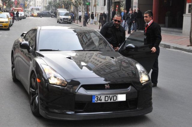 Cem Yılmaz'ın 225 bin dolar değerindeki Nissan GT-R model aracının plakası DVD. Bu aracı DVD satışından elde ettiği gelirle aldığı için bu plakayı kullanıyor.