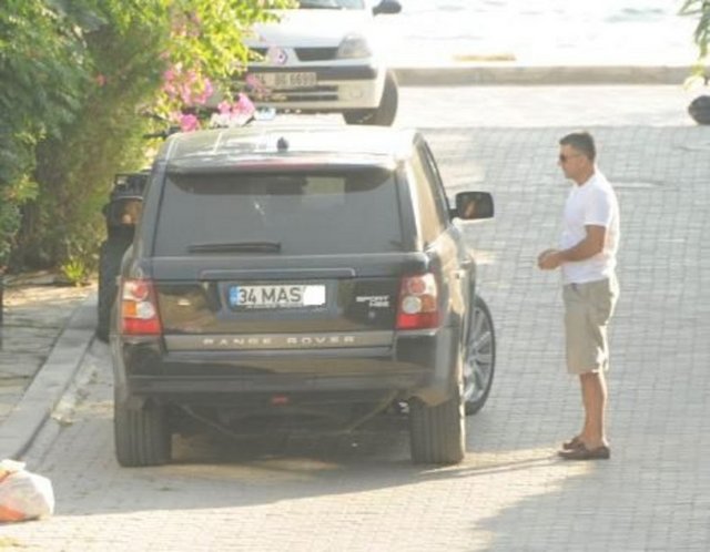 Mehmet Ali Erbil kendinin, eşinin ve oğlunun baş harflerini taşıyan bir aracı Tuğba Coşkun'a hediye etmişti.