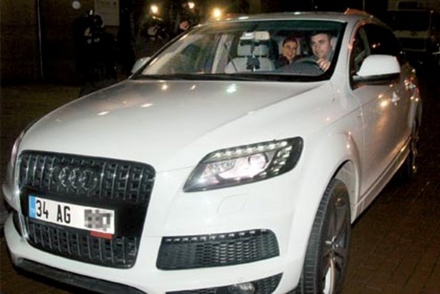 Gülben Ergen oğullarının baş harfi olan A ve kendi adının baş harfi G'yi aracının plakasında kullanıyor.