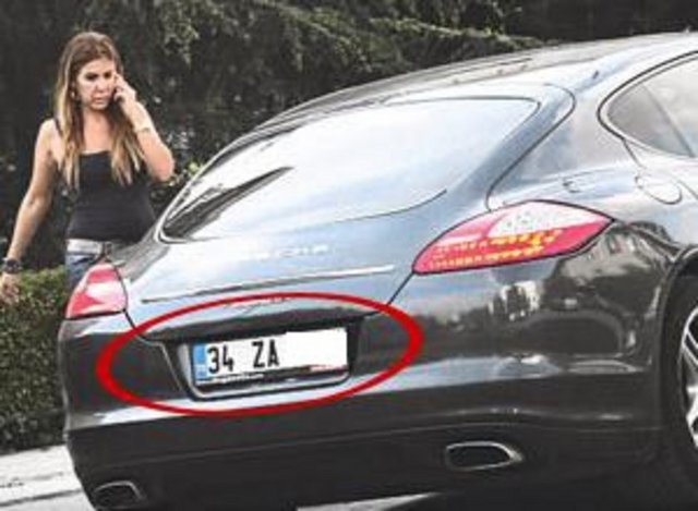 Acun Ilıcalı'nın eşine hediye ettiği Zeynep Ilıcalı'nın, Porsche marka aracının plakası çiftin isminin baş harfleri var. Otomobilin piyasa değeri 420 bin TL.