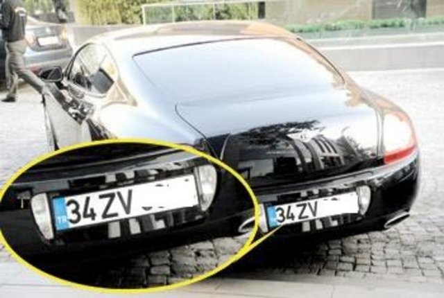 Fenerbahçe kalecisi Volkan Demirel de eşi Zeynep Sever, ve kendi adının baş harflerinden oluşan bir plakaya sahip.