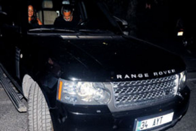 Ayşe Özyılmazel'in eski eşi Ali Taran düğün hediyesi olarak aldığı aracın plakasıda isiminin baş harflerinden oluşuyor.