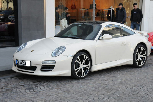 Cem Yılmaz oynadığı filmlerin isimlerinin harflerini plakasında da kullanıyor. AROG