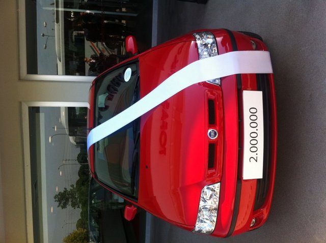 Tofaş'ın üretim bandından çıkan 2 milyonuncu aracı