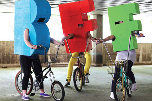 2001'den bu yana Paris, Londra, Milano gibi 20'den fazla şehirde düzenlenerek uluslararası bir etkinliğe dönüşen ve dünyanın her yerinde yoğun ilgi gören "BFF /Bicycle Film Festival" başladı. Brendt Barbur'ın New York'ta bisiklete binerken yaşadığı otobüs kazasının etkilerini, olumlu bir etkinliğe dönüştürmek istemesi ile kurulan festival; 11. yılında bisikletlerin değerinin müzik, sanat ve sinema üzerinden anlaşılması için İstanbul'da... Dünyadaki kültür başkentlerinde hızla büyüyen, şehir merkezli küresel "Bisiklet Hareketi" BFF; aralarında Spike Jonze, Amelia Shaw gibi yönetmenlerin kısa metraj bisiklet filmlerinin yer aldığı özel gösterimler, fotoğraf sergileri ve panelleri meraklılarıyla buluşturuyor. Festival 16 Eylül'de sona erecek. Tel: (216 556 98 00)