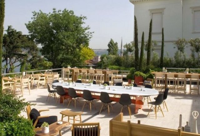 Müzedechanga / Emirgan Birçok uluslararası ödül almış olan Changa restoranın bir uzantısı olan Müzedechanga, Emirgan Sakıp Sabancı Müzesi (Atlıköşk) içinde servis veriyor. Mekânın terası da sonbaharın tadını çıkarmak isteyenler için bire bir. Pazar günleri açık büfe kahvaltı servisi ise saat 10.30'da başlıyor. Tel: (212 323 09 01)