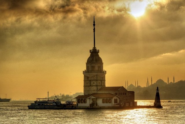 Kız Kulesi / Salacak İki kıtanın kesiştiği noktada, dünyada bir eşi daha olmayan konumu, 2500 yıllık tarihi ve asırlardır anlatılan aşk efsaneleriyle İstanbul'un simgesi haline gelen Kızkulesi; gündüzleri kafeteryası, akşamları restaurantı ve seyir katında yer alan Kuledebar'ı ile Boğaz'ın büyüleyici atmosferini doyasıya yaşamaya davet ediyor. Kahvaltı mönüsü 60 çeşitten oluşan mekâna, sabahın erken saatlerinden itibaren motorla Salacak'tan on dakikada bir ya da Kabataş'tan (saat 09.00'dan itibaren) geçebiliyorsunuz. Tel: (216 342 47 47)