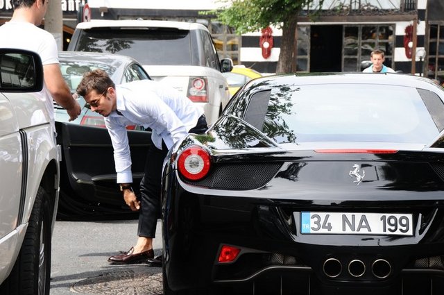 Atletico Madrid takımında oynayan ve İspanya 'ya gitmeden önce arkadaşlarını ziyaret eden Emre Belözoğlu, Ferrari 'sini soran gazetecilere, "Araba benim değil. Yanlış yazmayın. Bir arkadaştan ödünç aldım" dedi.