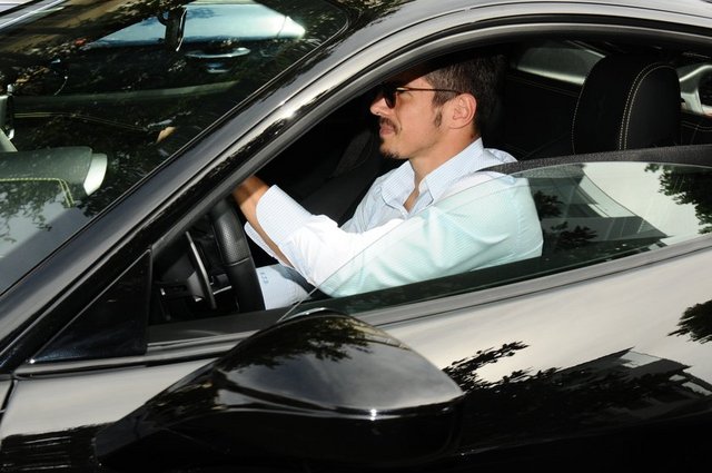 Ödünç Ferrari ile gezdi