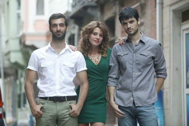 Kayıp - Şehir'de Gökçe Bahadır'ın karşısında - Arnavut oyuncu Nik - Xhelilaj rol alıyor.