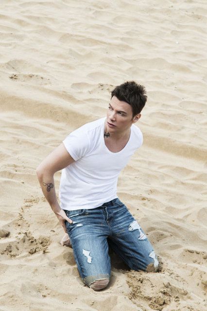 Aranjör ve şarkıcı Sinan Akçıl, kazancını güzellik ve bakım sektörüne yatırmaya karar verdi. Akçıl, 'Makas' adlı güzellik merkezinin şubelerini satın aldı.