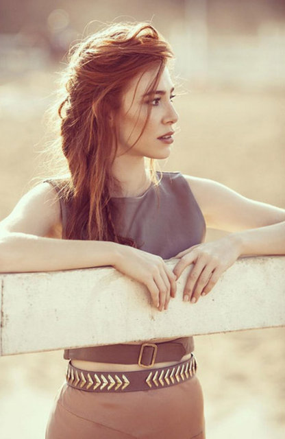 1 milyon TL karşılığında bir şampuan firmasının reklam filminde oynayan güzel oyuncu kazandığı parayı gayrimenkule yatırdı.