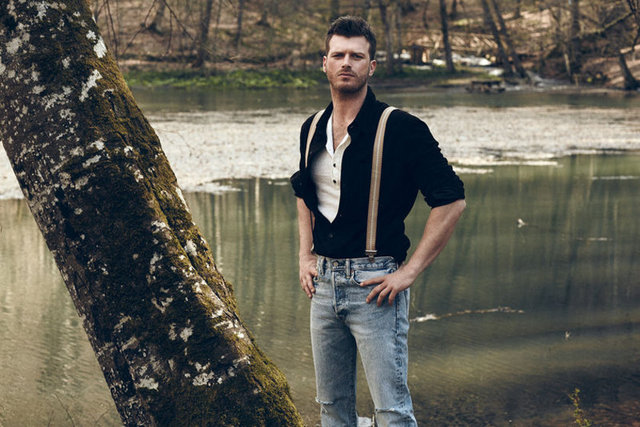 KIVANÇ'A ÇEVRESİ BASKI YAPIYOR Reklam filmlerinden ve dizilerden hatırı sayılı bir servet kazanan Kıvanç Tatlıtuğ'a "Birlikte iş kuralım" teklifleri yağıyor. "Paramı batırırım korkusu yaşayan" Kıvanç da Adana ve İstanbul'dan daire satın alıyor.