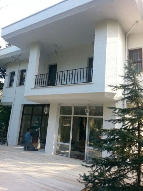 Athena Grubu'nun solisti Gökhan Özoğuz, çocukluğunun geçtiği Fenerbahçe semtinden taşındı. Beylerbeyi'nde Sezen Aksu'nun evine yakın konumda iki katlı müstakil bir ev satın alan şarkıcı, dekorasyon çalışmalarını bitirip yeni evine geçti.