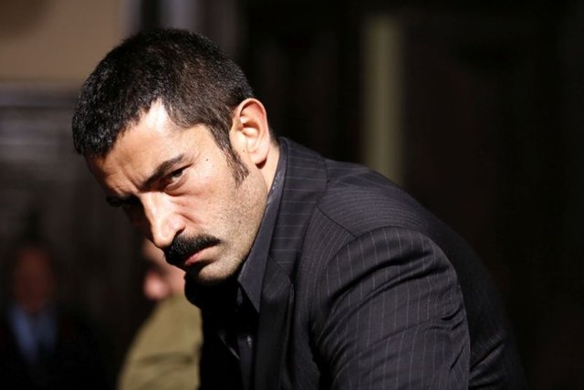 KENAN PROFESYONEL İNŞAATÇI Kenan İmirzalioğlu emlaktaki paranın tadını aldı. Aldığı eski daireler çok prim yapınca profesyonel olarak inşaatçılık yapmaya başladı. Cihangir'de emlaklarıyla, yönetmen Sinan Çetin'e rakip oldu.