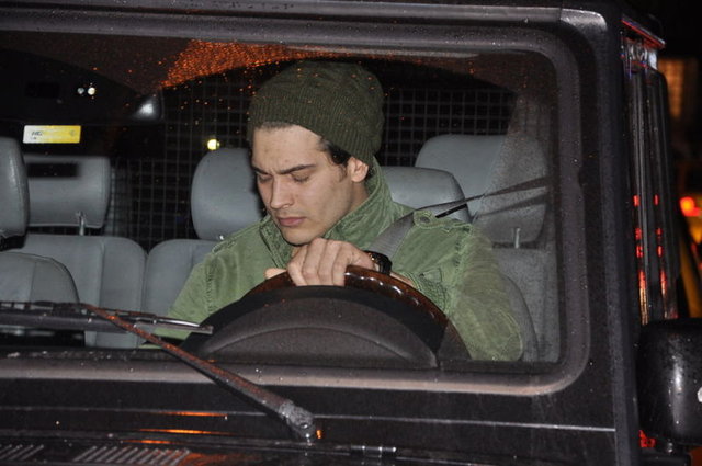 Yeni dönemin en çok kazanan oyuncularından Çağatay Ulusoy ise kazandığı parayı ailesine veriyor. Ailesi de yeni kurulan sitelerden daire satın alıyor. İşte parayı emlaka yatıran diğer ünlüler...