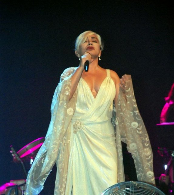 Ağabeyi Nihat Aksu ile birlikte SN Yapım adlı şirketi var. Bilişim sektörü üzerine faaliyetler yapıyor. Nişantaşı'ndaki Frankie adlı kulübün de ortakları arasında.