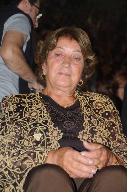 Annesine Tarabya'dan bir daire ve Antalya-Lara'da bahçeli villa hediye etti.