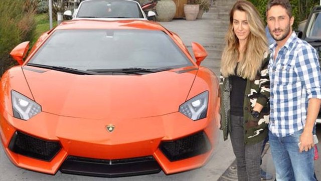 EŞİNE 2.5 MİLYON LİRALIK LAMBORGHINI ALMIŞTISabri Sarıoğlu, eşi Yağmur Sarıoğlu'na aldığı Lamborghini ile de uzun süre gündemde kalmıştı. Tecrübeli futbolcu, 2.5 milyon TL ödediği spor otomobili daha sonra tepkiler üzerine satıp, 565 bin TL değerinde Porsche Cayenne almıştı.
