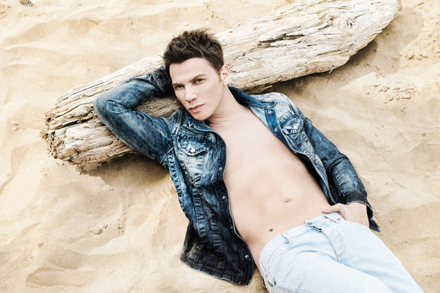 Bebek ve İTÜ Maslak'taki şubelerini satın alan ünlü müzisyen artık patron oldu. Şu sıralar dekorasyon çalışmalarıyla ilgilenen Sinan Akçıl'a sevgilisi Ebru Şallı da yardımcı oluyor.