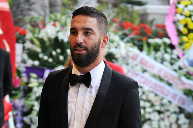 Nuri ALTUNTAŞ / HABERTÜRK MAGAZİN - İspanya'daki gururumuz Arda Turan esnaflığa soyundu. Milli yıldız, yakın arkadaşı Cemal Sarıhan ile birlikte Şişli'de Clarion Otel'in altında restoran açmak için kolları sıvadı.