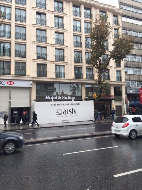 Mimarlığını Abdullah Burnaz'ın yaptığı, logosunu Şirin Ediger'in tasarladığı 'Arşiv' isimli mekân, yakında kapılarını açacak.