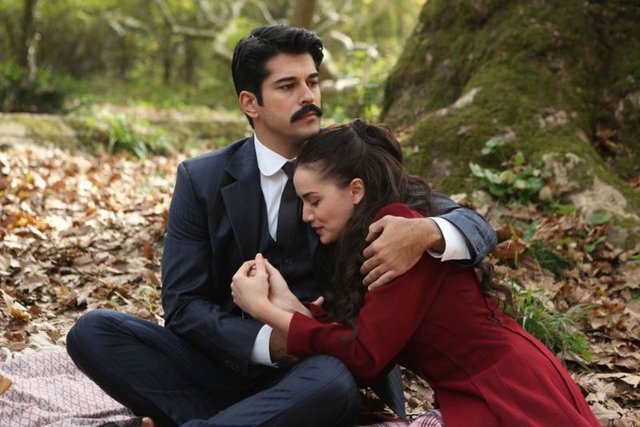 MARKALAR PEŞİNDE  Ünlü oyuncu Burak Özçivit bir şampuan markası ile ikinci kez anlaştı. Reklam filmi karşılığında ise 1.5 milyon TL aldı.