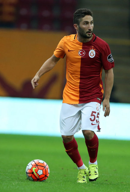 Galatasaraylı Sabri Sarıoğlu, Şişhane'de otel satın almak için kolları sıvadı. Tecrübeli futbolcunun 'Reiz Otel' adını vereceği otel için 8 milyon lirayı gözden çıkardığı iddia edildi.