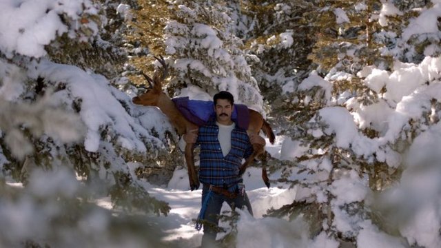 GAYRİMENKULE YATIRIYOR Oynadığı diziden bölüm başına 35 bin TL alan yakışıklı oyuncu yatırımını gayrimenkul sektörüne yapıyor. Ayrıca Özçivit, babasıyla Levent'te açtığı lokantayı da zincir yapmayı hedefliyor.