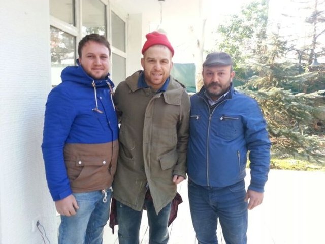 5 TANE EVİ BULUNUYOR Yazları konserden konsere koşan Özoğuz,3 sezondur TV'de jüri üyeliği yaparak ciddi bir kazanç elde etti. Birikimini emlaka yatıran sanatçının Balat'ta iki, Fenerbahçe,Caddebostan ve Beylerbeyi'nde birer olmak üzere 5 evi bulunuyor