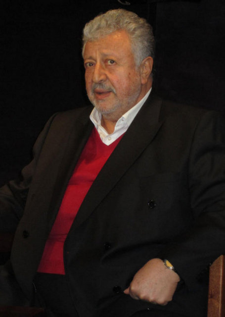 Çok sayıda şirkete ortak olan Akpınar, bir dönem Kipa adlı süpermarketin ortakları arasındaydı. Şimdi İzmir'de bir oteli var.