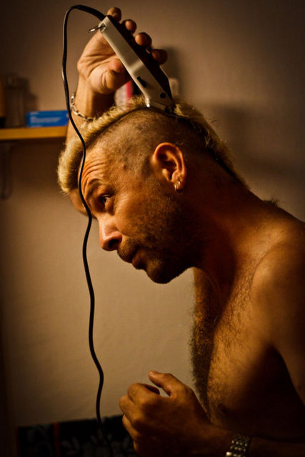 İstanbul Beyoğlu'nda Tezgah adlı kitapçısı var. Önce Bodrum Gümüşlük'te şimdi de Kaş'ta iki meyhaneye de ortak oldu.