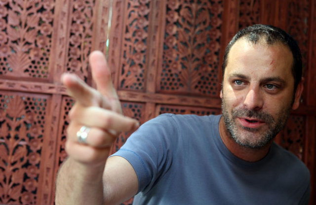 Beşiktaş'taki Büyük Beşiktaş Çarşısı'nın içindeki Ramona adlı ayakkabı mağazasının ortakları arasında.