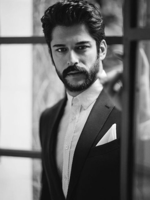 HEM DÜKKAN HEM EV ALDI Burak Özçivit de parasını emlağa yatırıyor. Ünlü oyuncu Ulus'ta lüks bir daire, Levent'te işlek bir dükkân satın aldı.