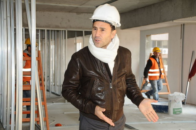 İnşaat şirketi var. İzmir'de dört yıldızlı bir oteli de faaliyete soktu.