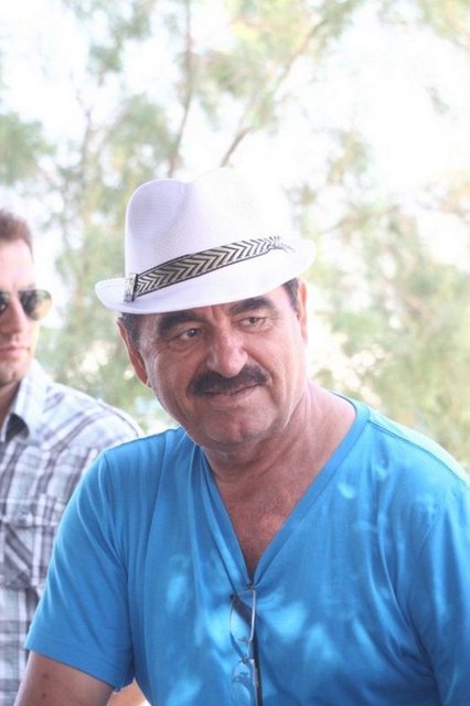 Seyrantepe'de yemek fabrikası, Tatlıses Çiğ Köfteler, Seyrantepe ve Etiler'de kebap salonları var. Türkiye'nin her yerine lahmacun salonları açacak. By Tatlıses adıyla gömlek üretiyor. Tatlıses Air adlı havayolu şirketinin de sahibi.