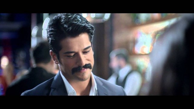 Ünlü oyuncu 2013 yılında da bir şampuan reklamında oynamış, 1 milyon TL kazanmıştı. Öziçivit yaklaşık 1.5 ay önce de bir kola markasının 2 milyon TL'ye yüzü olmuştu. Burak Özçivit böylece 1.5 yıl içinde yalnızca reklamlardan 4.5 milyon TL kazanmış oldu.