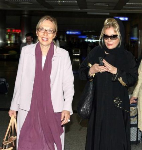 EMEL SAYIN - Sanatçı Emel Sayın da Umre ziyareti için Cidde'ye gitti. Havalimanı'nda gazetecilerin sorularını yanıtlayan Sayın, umre için yaklaşık 3 yıldır hazırlandığını anlatarak, "Geçen yıl rahatsızlandığım için ziyareti ertelemek zorunda kaldım. Kısmet bugüneymiş, Büyük bir heyecanla gidiyorum" diye konuştu.