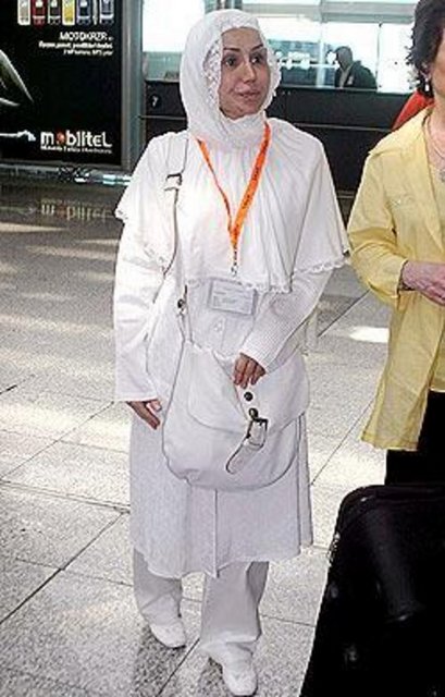 CEYLAN - Şarkıcı Ceylan Avcı, yeğeni Şahin Avcı ile umre ziyareti için kutsal topraklara gitti.Atatürk Havalimanı`ndan kızı ve yakınları tarafından uğurlanan Ceylan, umre ziyaretinin kendisini çok heyecanlandırdığını belirterek, tarif edilemez bir mutluluk yaşadığını söyledi.