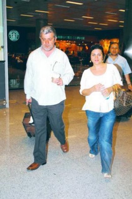 SİBEL CAN - Sanatçı Sİbel Can, eski eşi Sulhi Aksüt ile Umre'ye gitti. İstanbul dönüşü havalimanında gazetecilerin sorularını yanıtlayan Can, o toprakları görmekten mutluluk duyduğunu ve bunun için Allah'a şükrettiğini söyledi.