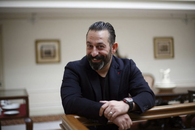 CEM YILMAZ - 'Türkiye'nin en komik adamı' olarak adlandırılan Cem Yılmaz Umre'ye giden ünlüler arasında. Yılmaz, kutsal topraklarda 3 gün kaldı.