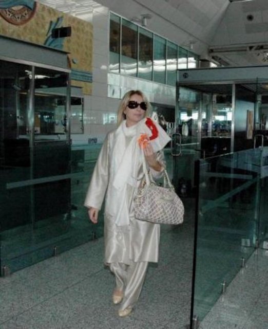 SEDA SAYAN - Şarkıcı Onur Şan ile olan evliliğini tek celsede sonlandıran Seda Sayan, boşanmanın ardından Umre'ye gitti. Atatürk Havalimanı'nda gazetecilerin sorularını yanıtsız bırakan Seda Sayan'ın Umre ziyaretinin bir hafta süreceği belirtildi. Üzerinde krem rengi pantolon ve uzun bir ceketten oluşan bir kıyafetle havalimanı'na gelen Seda Sayan Umre'ye, sosyetenin 'Hanımağa' lakaplı ismi Nadire İçkale'nin düzenlediği tura katıldı.