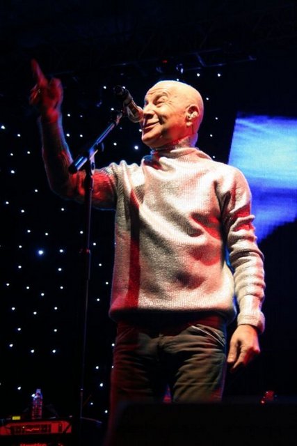 MAHZAR ALANSON - Sanatçı Mahzar Alanson, "Orası paslanan gönlümü dezenfekte ettiğim yer" dediği kutsal topraklara 6 kez gitti. Alanson, "Yandım Yandım" adlı şarkısını da Mekke´de yazdı.