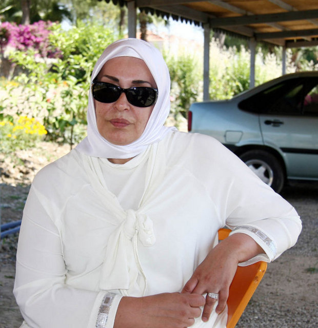 NECLA NAZIR - Bir süre önce 30 yıllık hayat arkadaşı Ferdi Tayfur ile yollarını ayrıran oyuncu Necla Nazır da Umre ziyareti yapan ünlüler arasında..