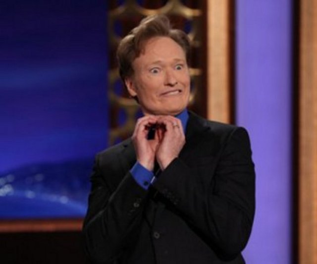 21.2014 yılına kadar TBS ile sözleşmesi olan talk şovun en komik ve en çok izlenilen yıldızlarından olan Conan O' Brien'ın yıllık kazancı 12 milyon dolar.