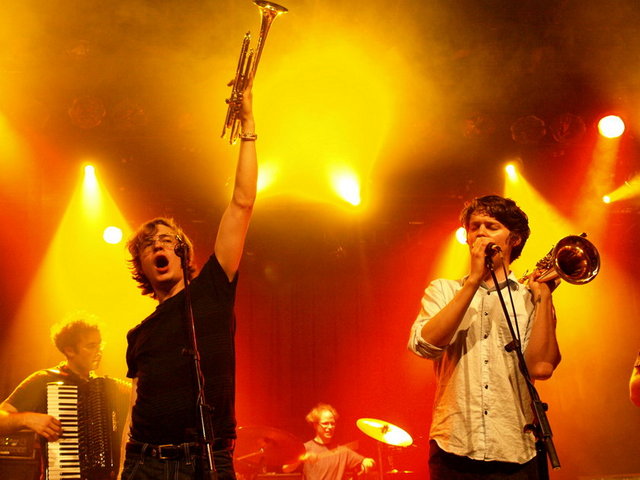 21 Eylül Cuma, Turkcell Kuruçeşme Arena'da; saat 21.15'te, "Beirut"... 2011'de, piyasaya çıkardığı, New York'un soğuk kış günlerinde kaydedilmiş olmasına rağmen, son derece neşeli ve enerjik albümü "Rip Tide" turnesi kapsamında, İstanbullu hayranları ile buluşacak olan grubun konser biletleri 110 ve 77 TL arasında değişiyor. Tel: (212 263 39 83)