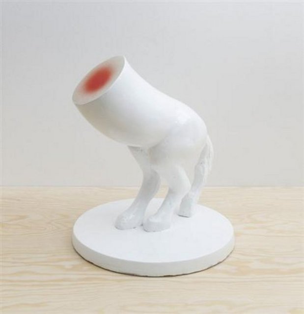 Salt Beyoğlu; 21 Eylül- 6 Ocak tarihleri arasında, sanatçı, müzisyen ve yazar Hassan Khan'ın bugüne kadarki en kapsamlı sergisine ev sahipliği yapıyor. Sanatçının 1990'lardan 2012'ye işlerini bir araya getiren sergi, daha önce gösterilmemiş ya da yalnızca Mısır'da sunulmuş erken dönem üretimleri de içeriyor. Sergide, 1995'ten bu yana gösterilmemiş olan Lungfan adlı video ve daha önce sadece 2005 ve 2007'de Torino'da gösterilmiş olan Dom Tak Tak Dom Tak (2005) adlı enstalasyonun yanı sıra, The Hidden Location (2004), Jewel (2010) ve Muslimgauze R.I.P. (2010) adlı iyi eleştiriler almış videolar bulunuyor. Seçili işlerinin çoğunun ilk kez aynı mekânda sergilenmesi, izleyiciye Khan'ın sanat pratiğinin çeşitliliği ve gelişimini ayrıntılı şekilde inceleme imkânı sunuyor. Tel: (212 292 76 05)