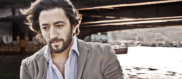 22 Eylül Cumartesi, İstanbul Jolly Joker'de; saat 22.00'den sonra Fettah Can. Giriş: 33 TL. Tel: (212 249 07 49)